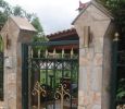 Επένδυση κολώνες εισόδου με πέτρα καφέ ακανόνιστη & κομμένη Καρύστου