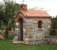 Χειροποίιτο μικρό εκκλησάκι με πέτρα χτισήματος και Βυζαντινό κεραμίδι